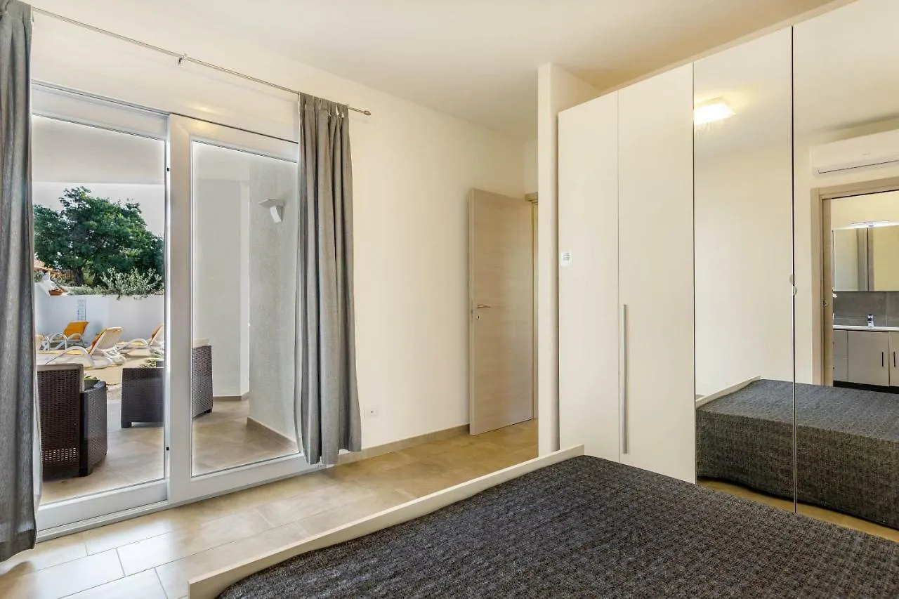 Caneis Apartments San Teodoro